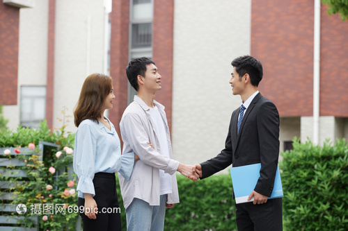 房地产中介向夫妻销售房产握手